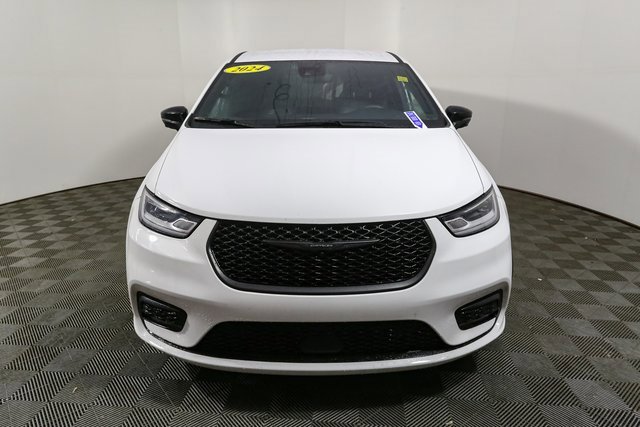 Used 2024 Chrysler Pacifica Select image 4