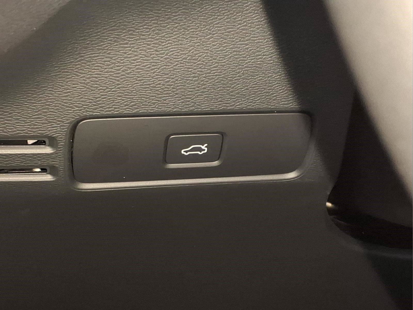 New 2026 Volvo XC40 B5 Plus w/ Climate Package AWD/4WD image 16