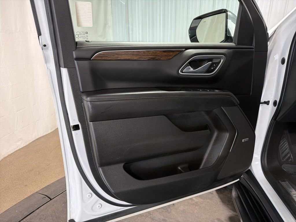 Used 2021 Chevrolet Suburban Premier w/ Premium Package AWD/4WD image 4