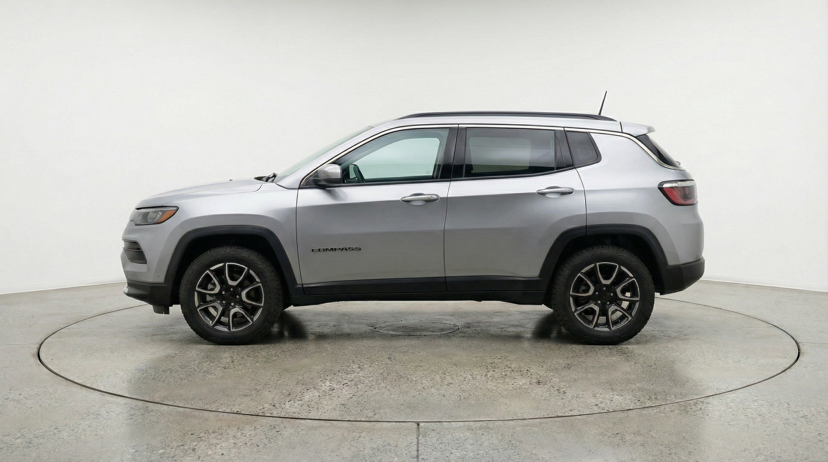 Used 2025 Jeep Compass Trailhawk image 5