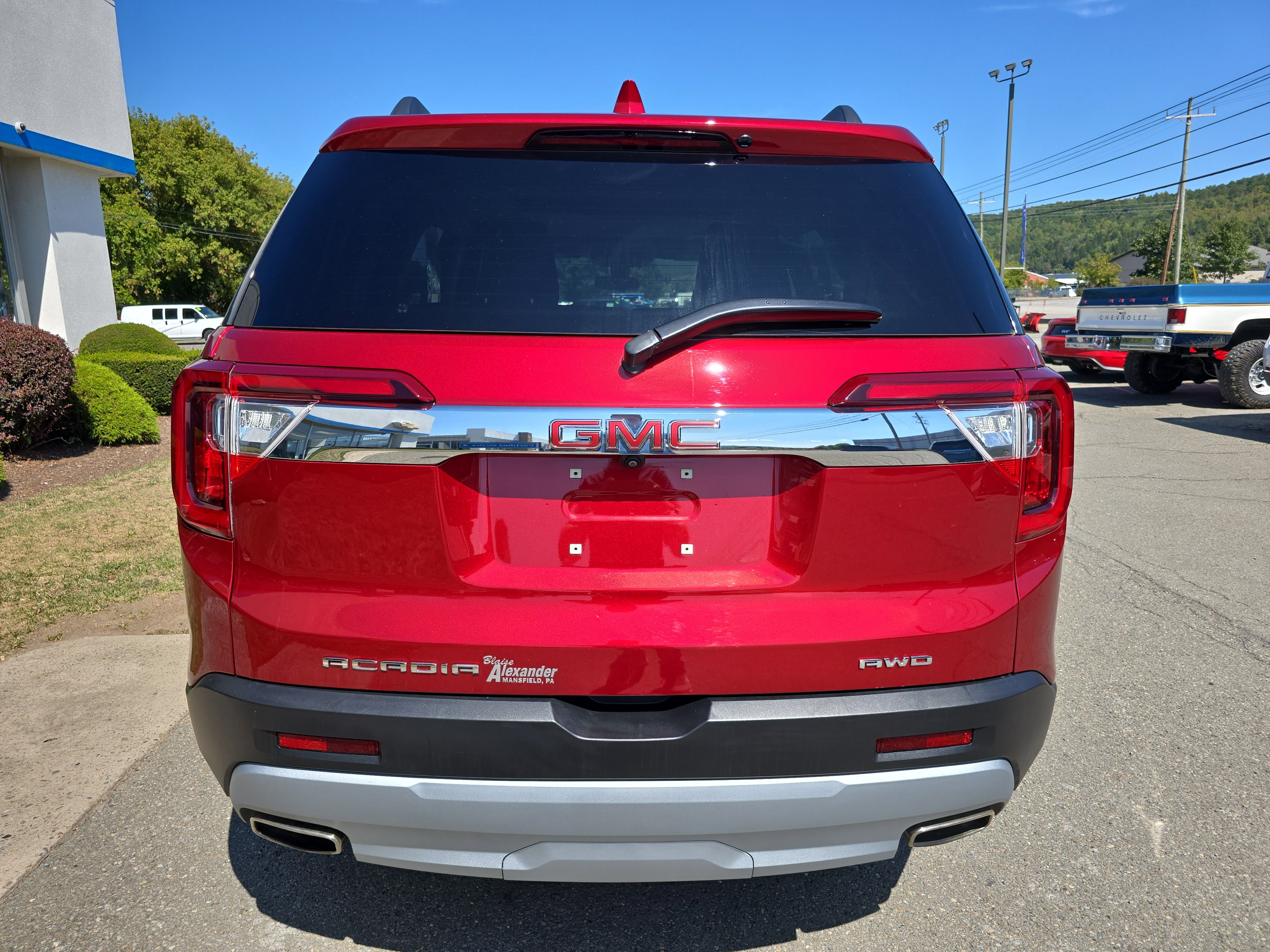 Used 2023 GMC Acadia SLE w/ Driver Convenience Package image 4