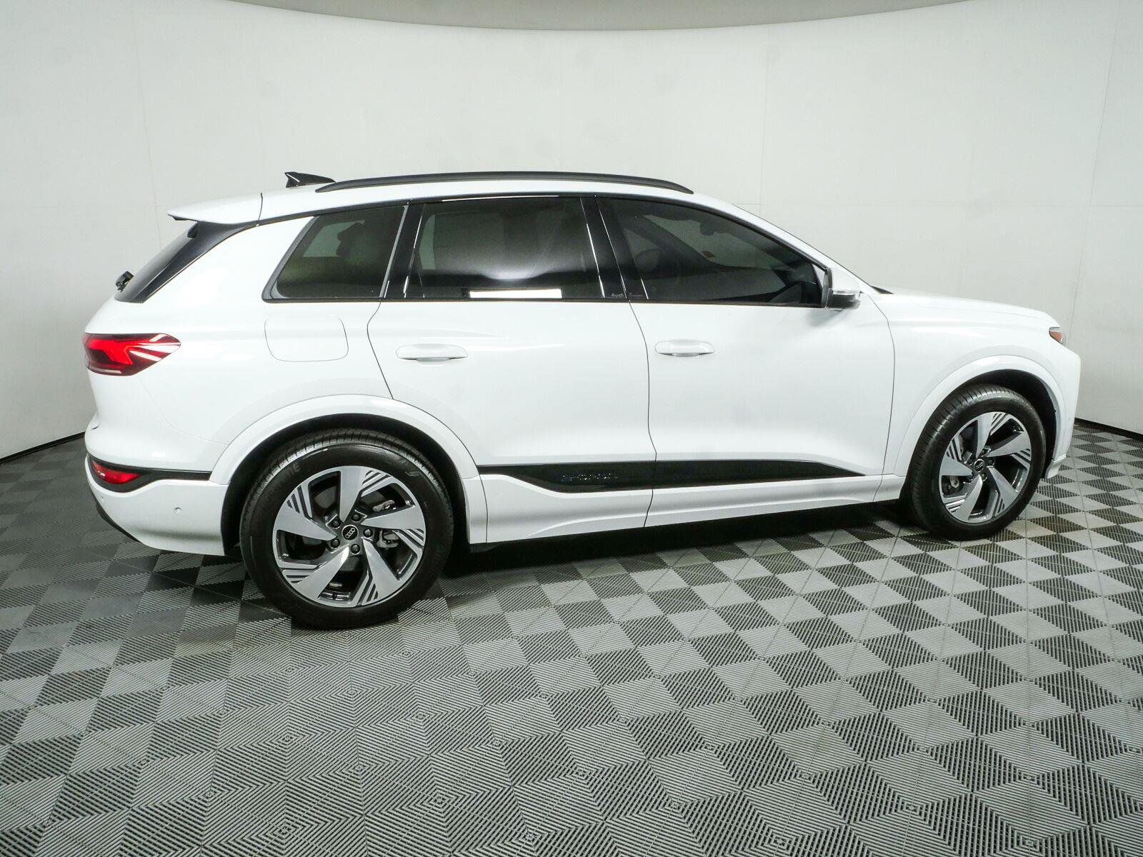 Used 2025 Audi Q6 e-tron Premium Plus w/ Premium Plus AWD/4WD image 2