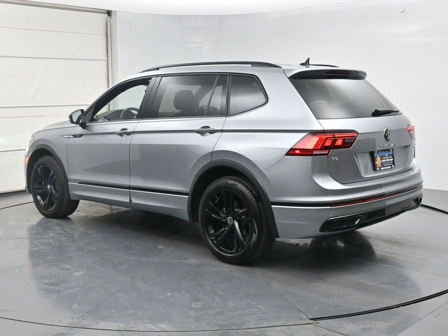 Used 2024 Volkswagen Tiguan SE R-Line AWD/4WD image 22
