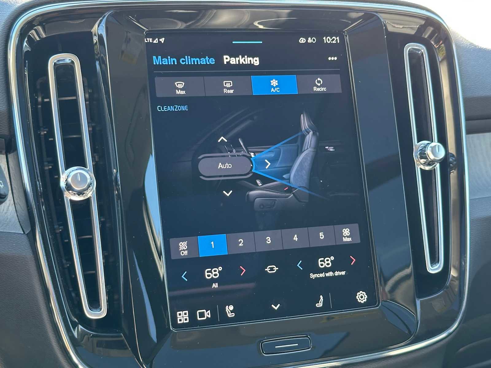 Used 2025 Volvo XC40 B5 Plus w/ Climate Package image 27