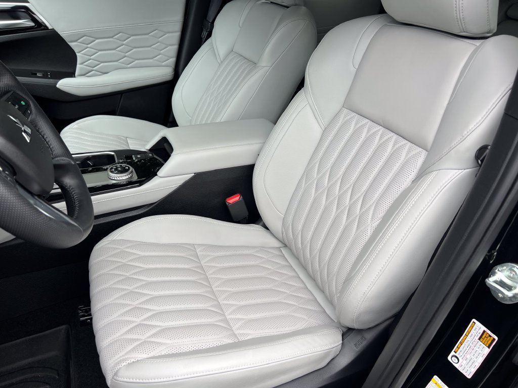 Used 2025 Mitsubishi Outlander AWD image 11