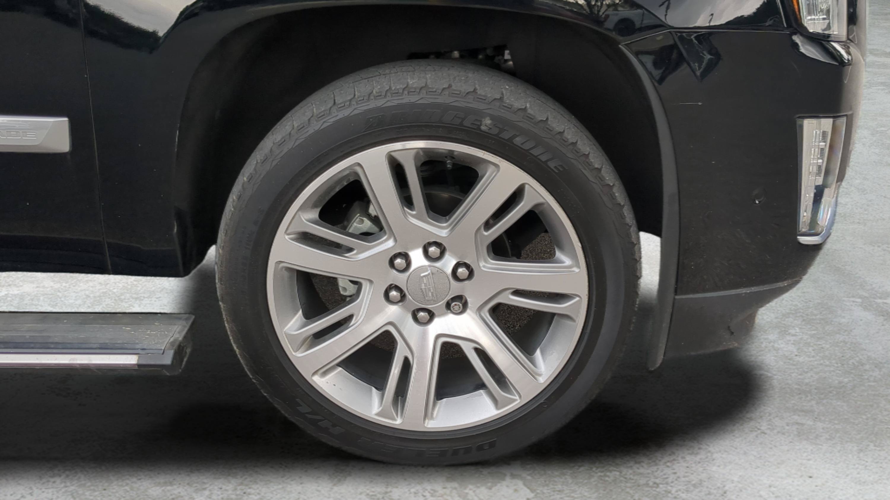 Used 2019 Cadillac Escalade Premium Luxury AWD/4WD image 25