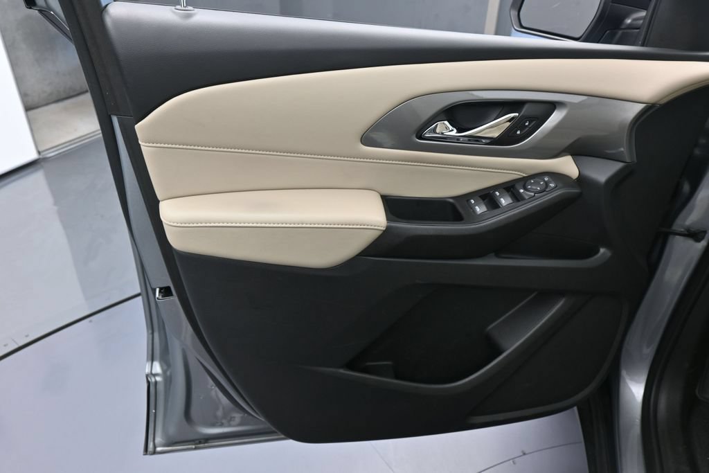 Used 2023 Chevrolet Traverse LS FWD image 12