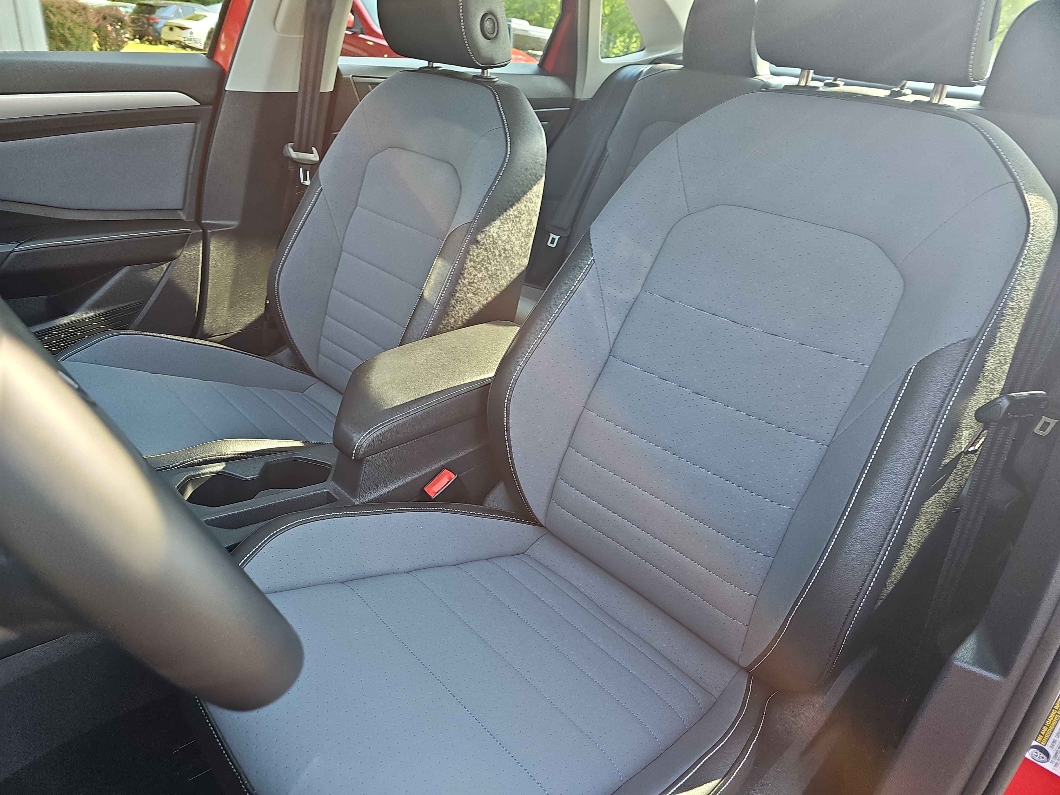 Used 2025 Volkswagen Jetta SE w/ Sunroof Package FWD image 16