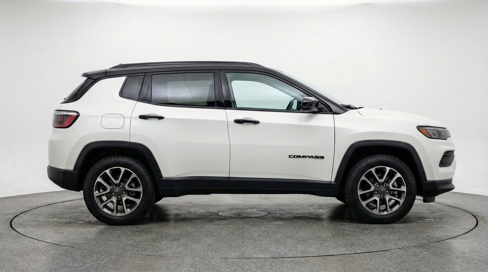 Used 2025 Jeep Compass Trailhawk AWD/4WD image 11