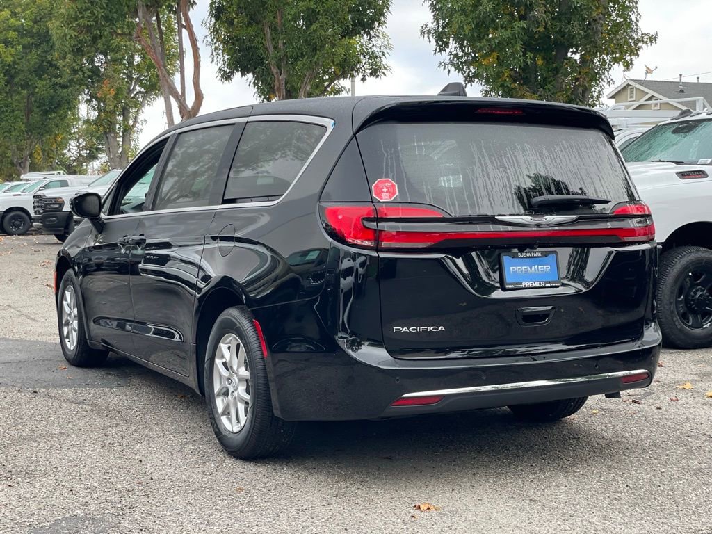 New 2026 Chrysler Pacifica Select FWD image 3