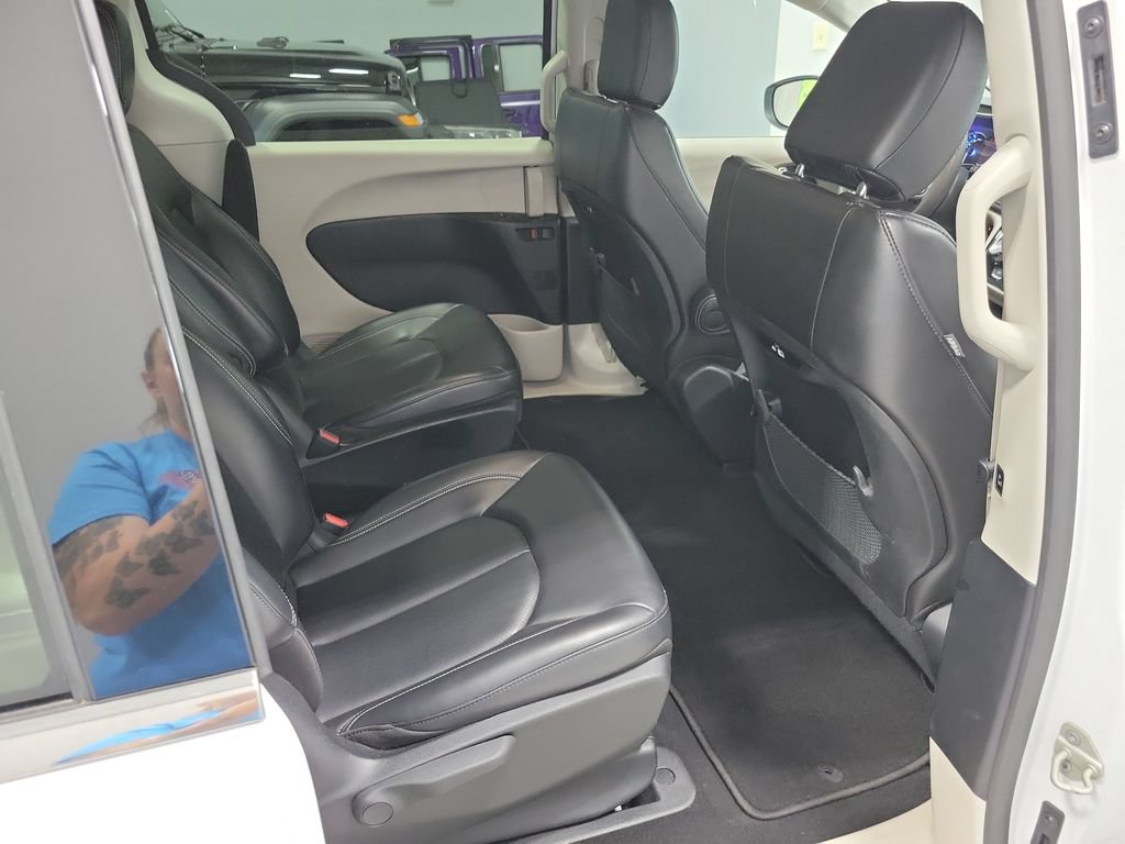 Used 2023 Chrysler Pacifica Touring-L FWD image 19