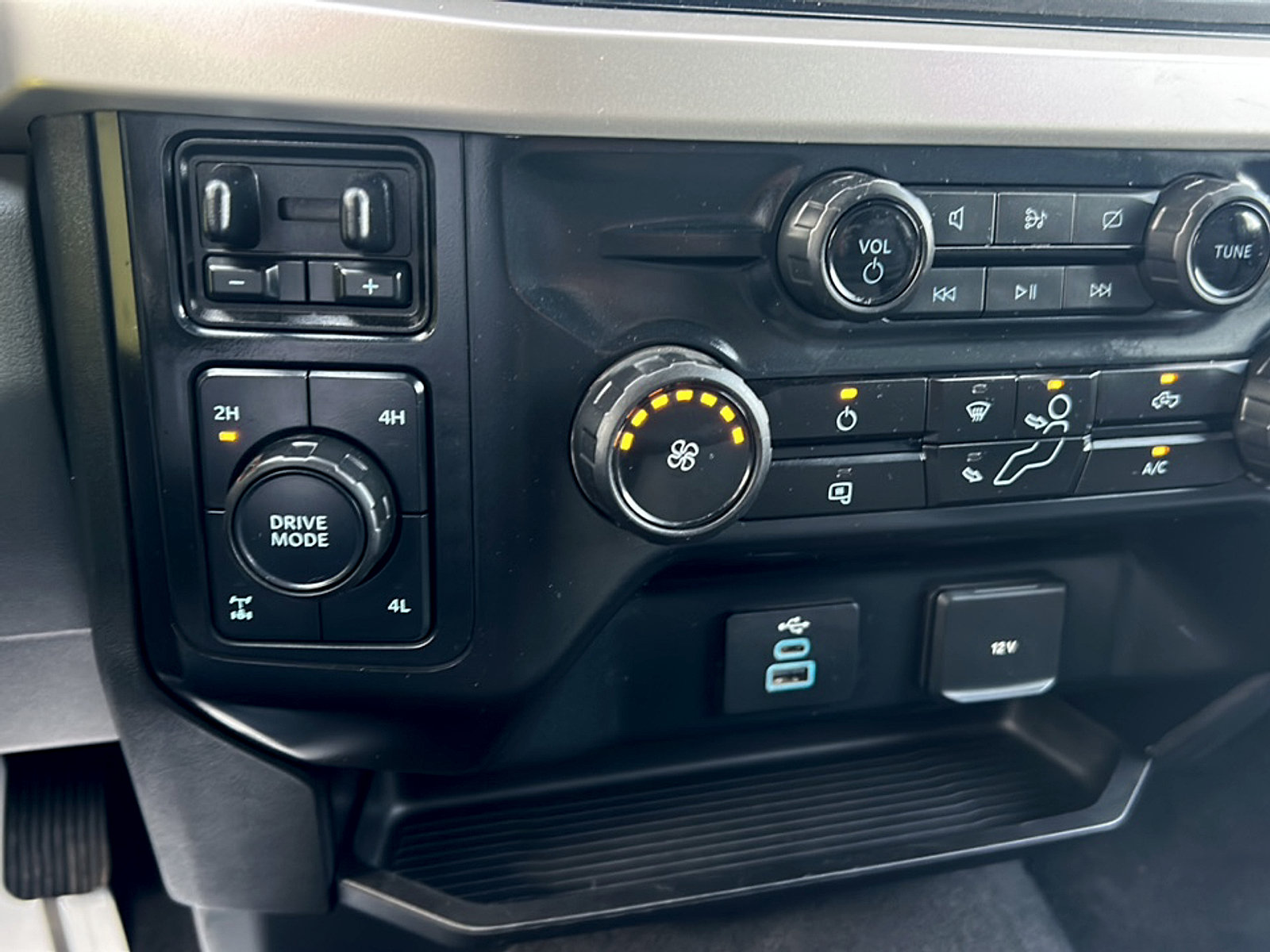 Used 2024 Ford F250 XLT w/ FX4 Off-Road Package AWD/4WD image 11