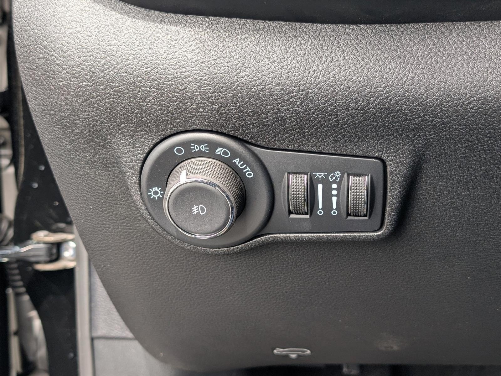 New 2025 Jeep Compass Latitude w/ Sun & Sound Group AWD/4WD image 17