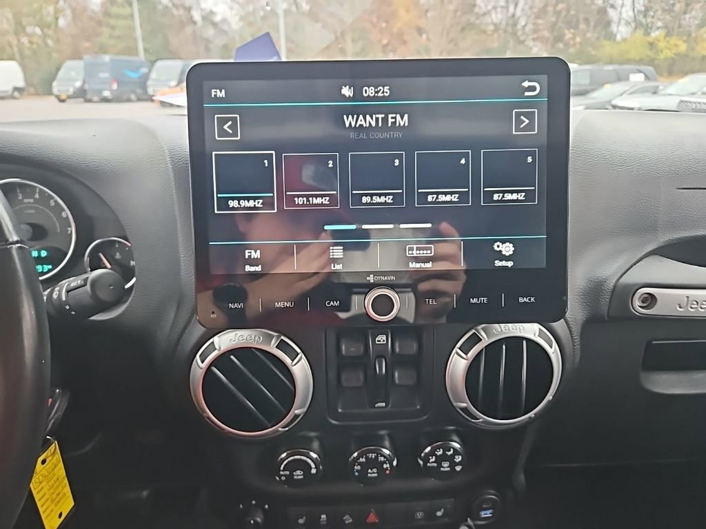 Used 2015 Jeep Wrangler Unlimited Rubicon w/ Connectivity Group image 19