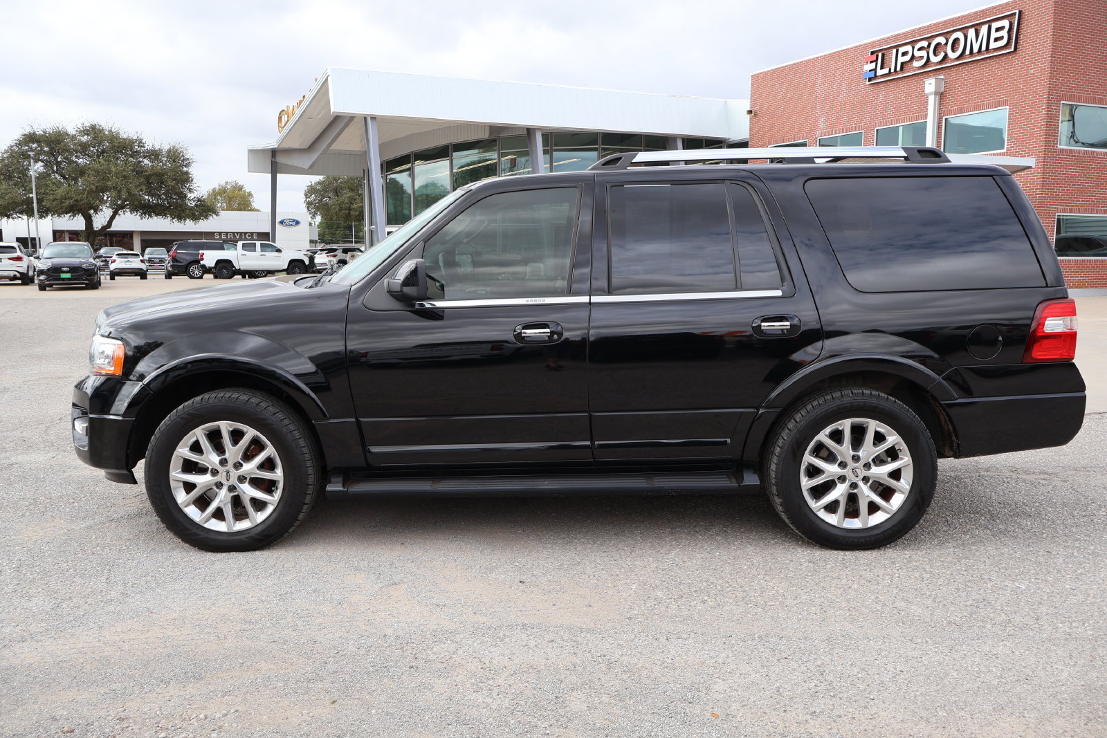 Used 2017 Ford Expedition Limited AWD/4WD image 2