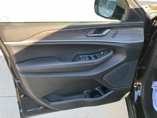 New 2025 Jeep Grand Cherokee L Limited w/ Trailer Tow Package image 9