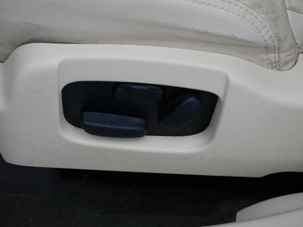 Used 2019 Lincoln MKT AWD image 17