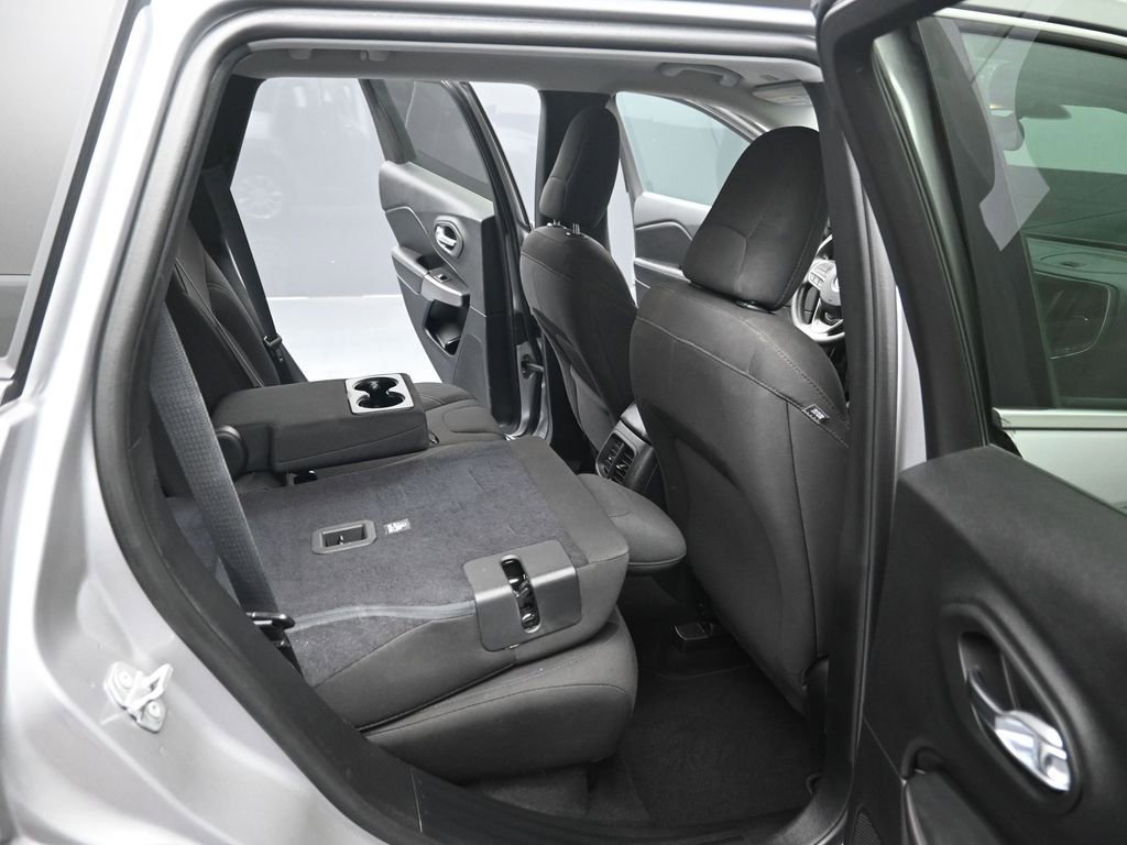 Used 2019 Jeep Cherokee Latitude w/ Popular Appearance Group AWD/4WD image 28