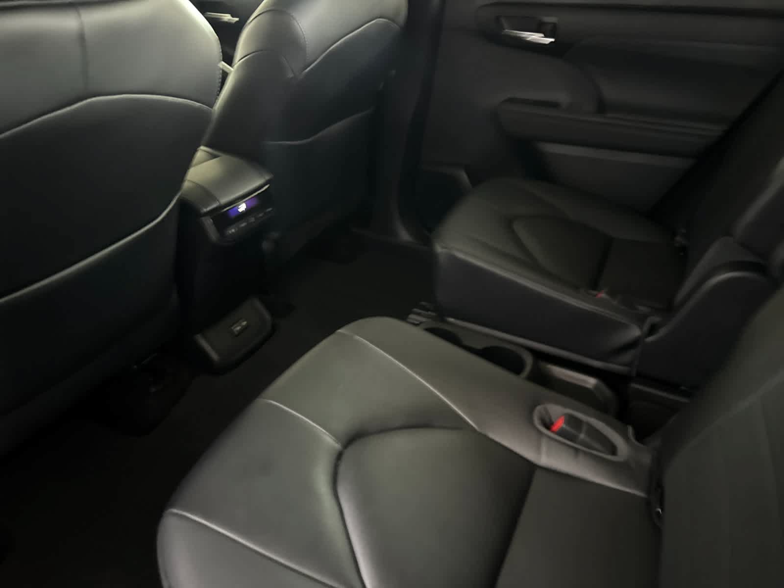 Used 2023 Toyota Highlander XLE FWD image 4