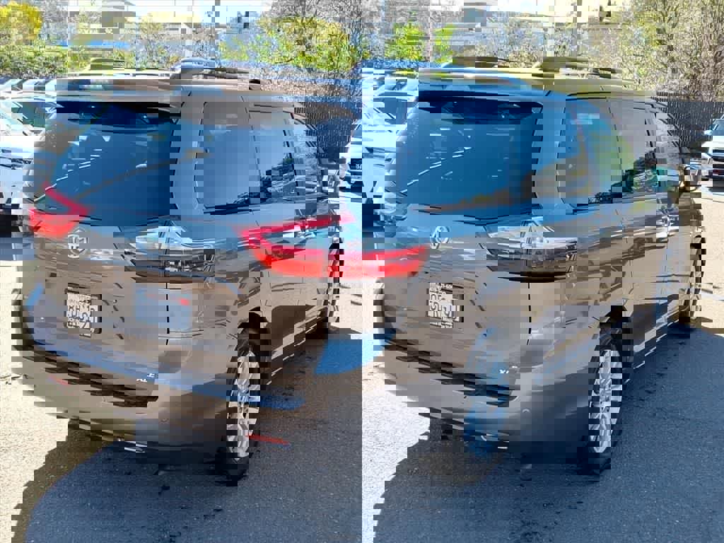 Used 2015 Toyota Sienna XLE w/ XLE Navigation Package image 4