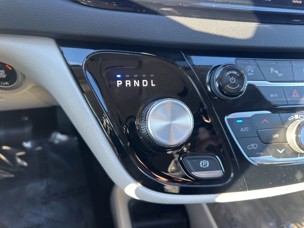 Used 2024 Chrysler Pacifica Touring-L image 18