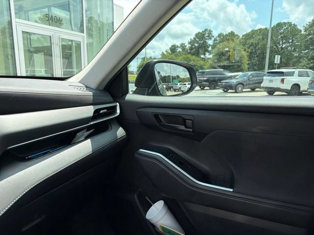 Used 2022 Toyota Highlander LE FWD image 13