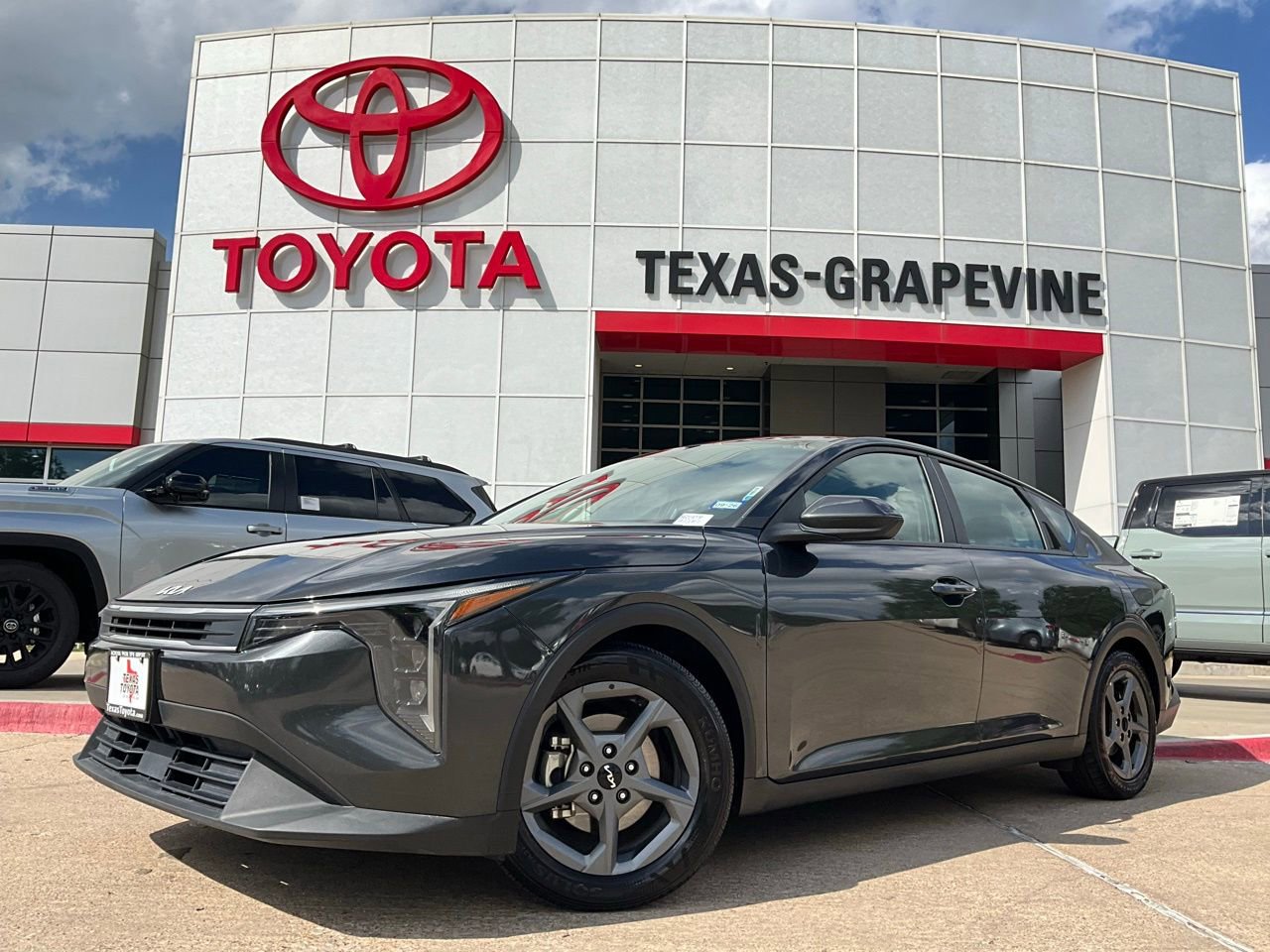 Used 2025 Kia K4 LXS FWD image 2