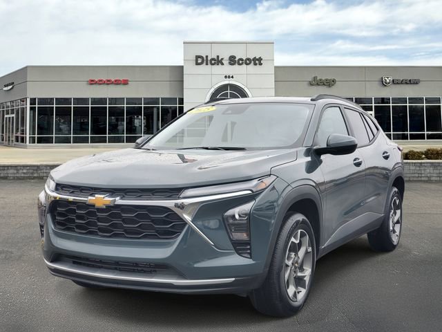 Used 2025 Chevrolet Trax LT w/ Driver Confidence Package image 2