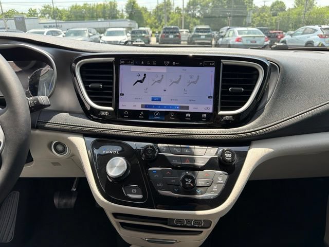Used 2023 Chrysler Pacifica Touring-L AWD/4WD image 17