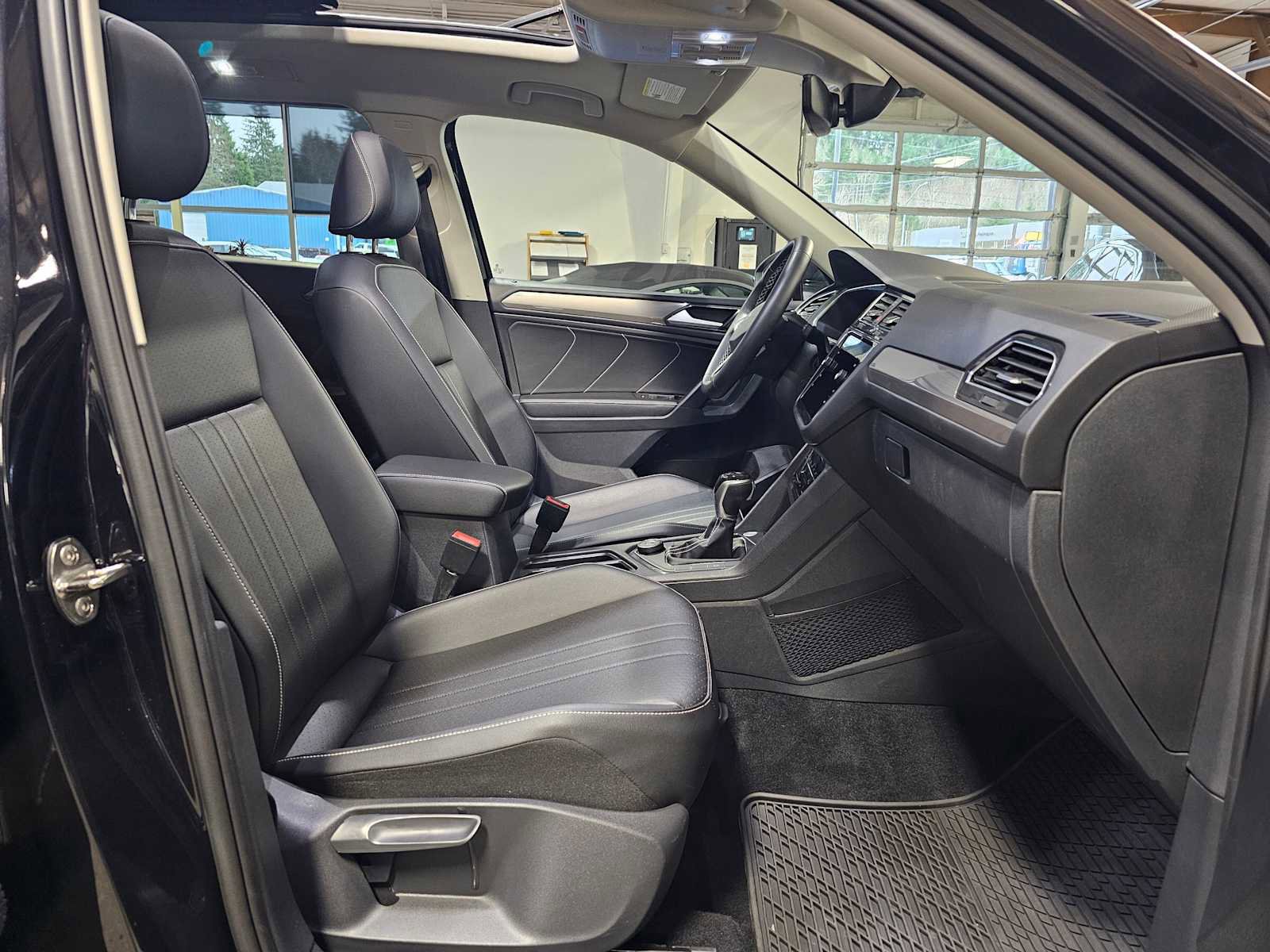 Used 2023 Volkswagen Tiguan SE w/ Panoramic Sunroof Package image 9
