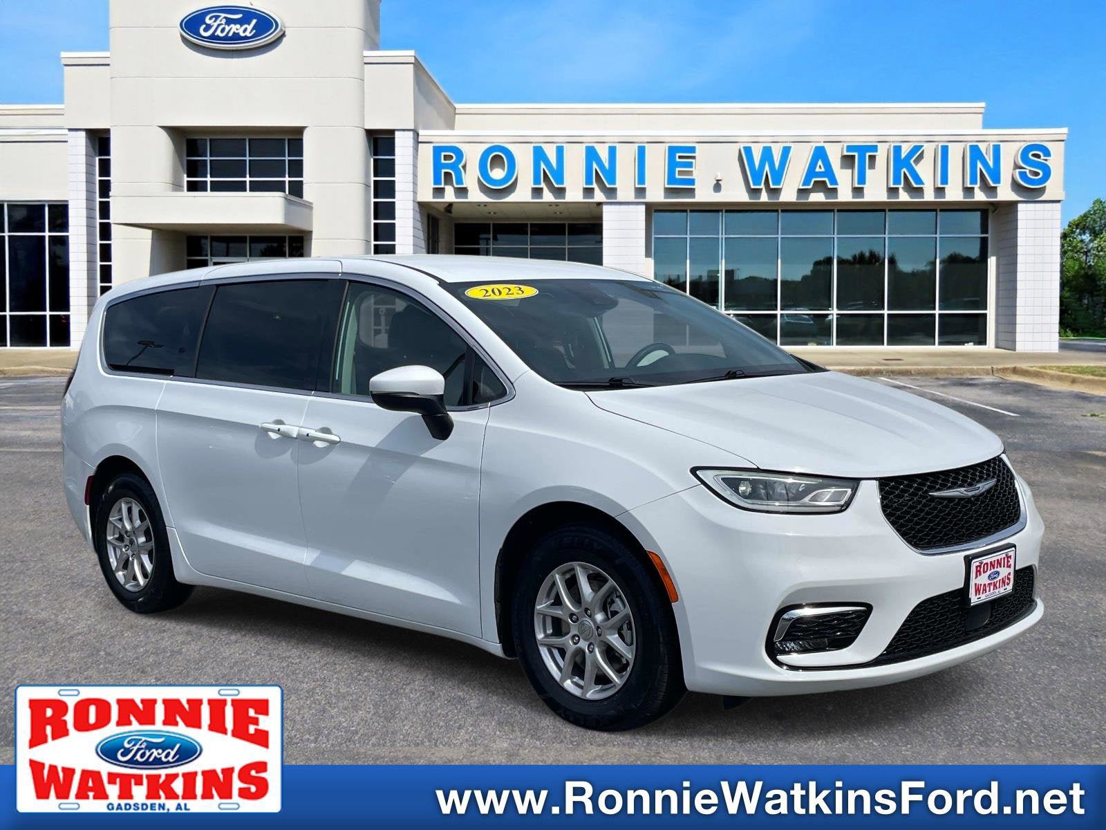 Used 2023 Chrysler Pacifica Touring-L FWD image 1