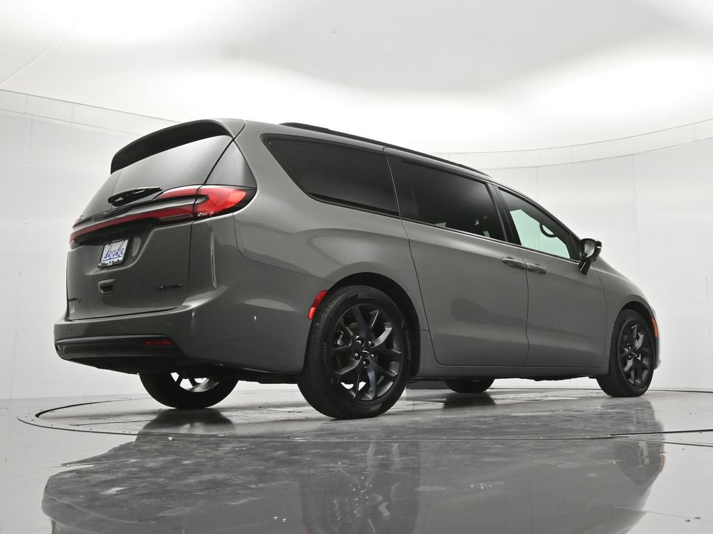 Used 2025 Chrysler Pacifica Limited FWD image 41