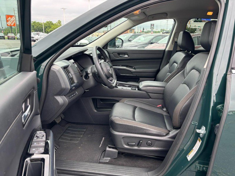 Used 2025 Nissan Pathfinder SL AWD/4WD image 9