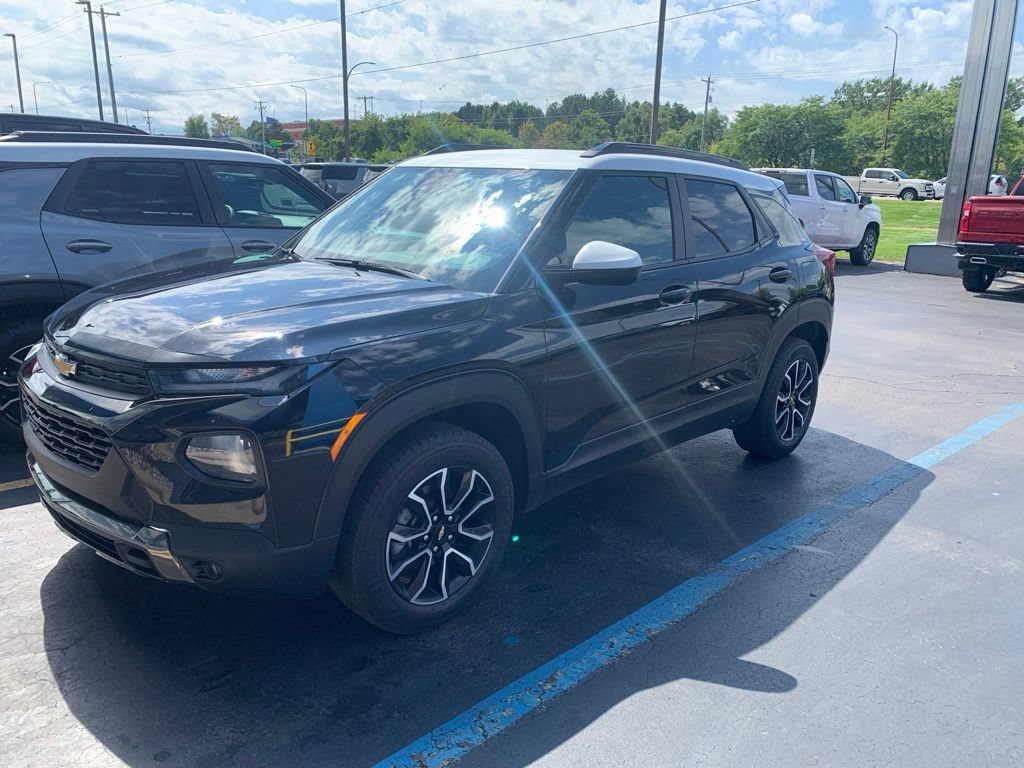 Used 2023 Chevrolet TrailBlazer ACTIV w/ Convenience Package AWD/4WD image 2