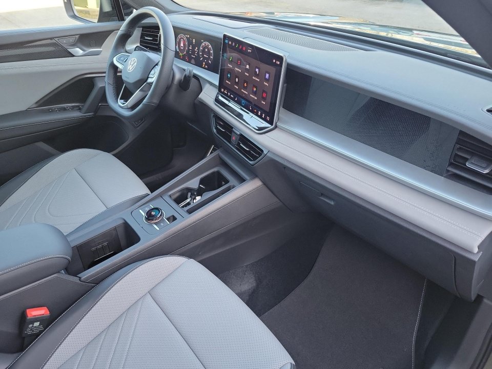 New 2026 Volkswagen Tiguan SE R-Line FWD image 28