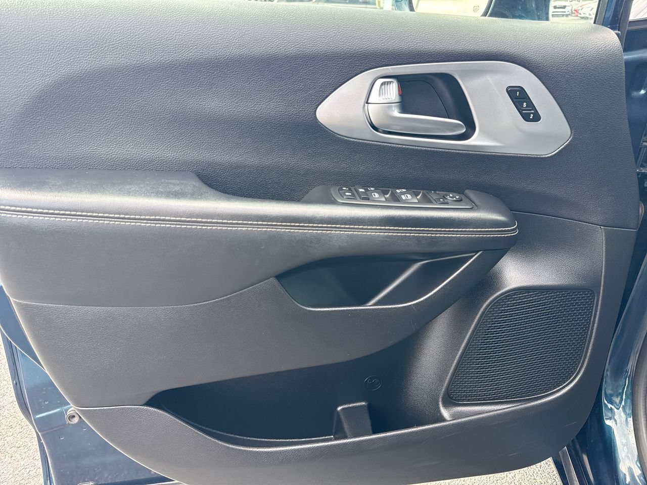 Used 2022 Chrysler Pacifica Touring-L w/ S Appearance Package FWD image 16