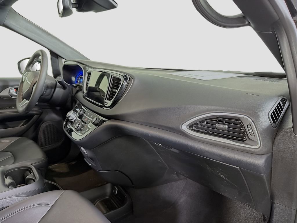 Used 2025 Chrysler Pacifica Select image 33