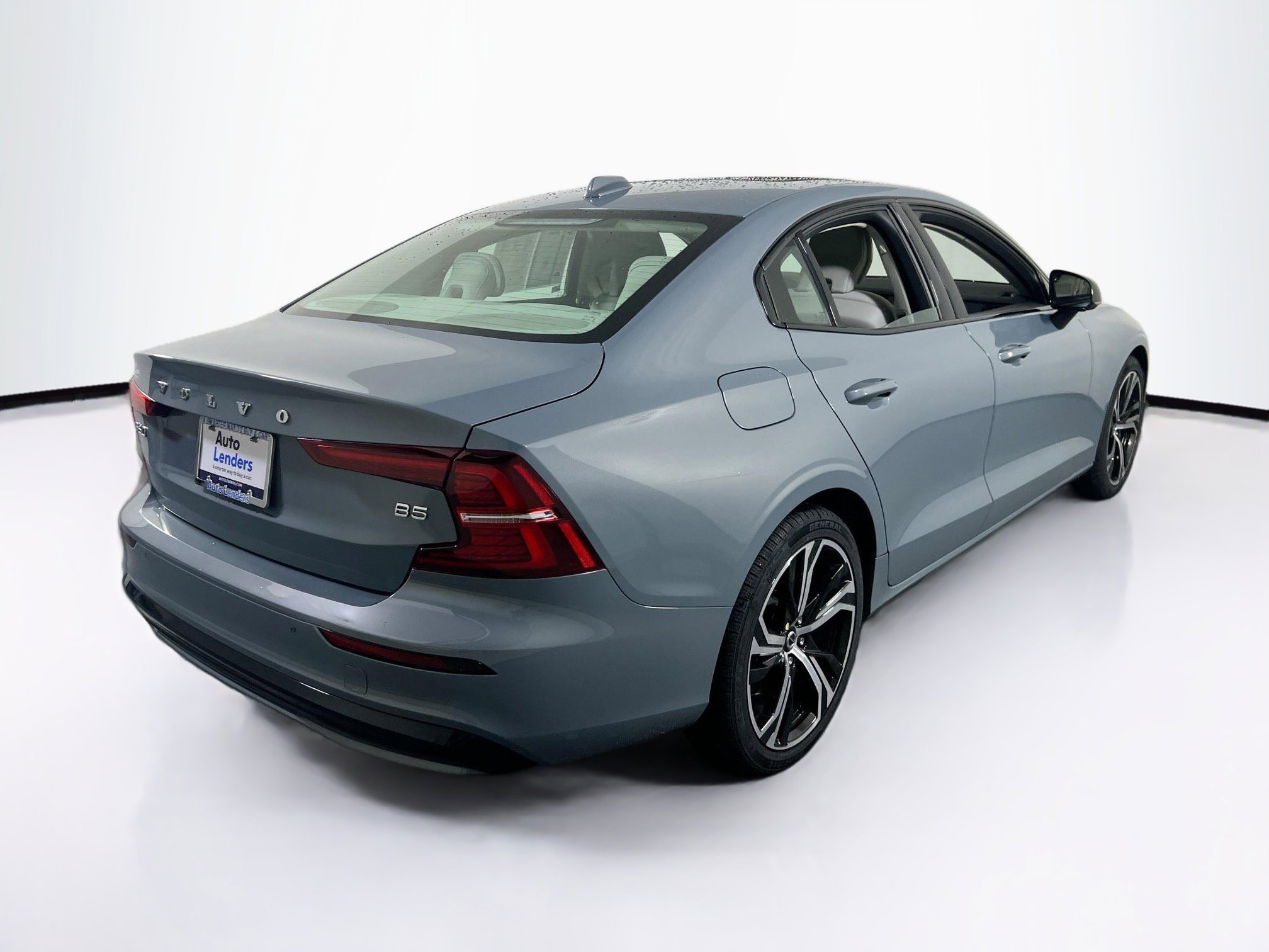 Used 2023 Volvo S60 B5 Core w/ Protection Package Premier image 5