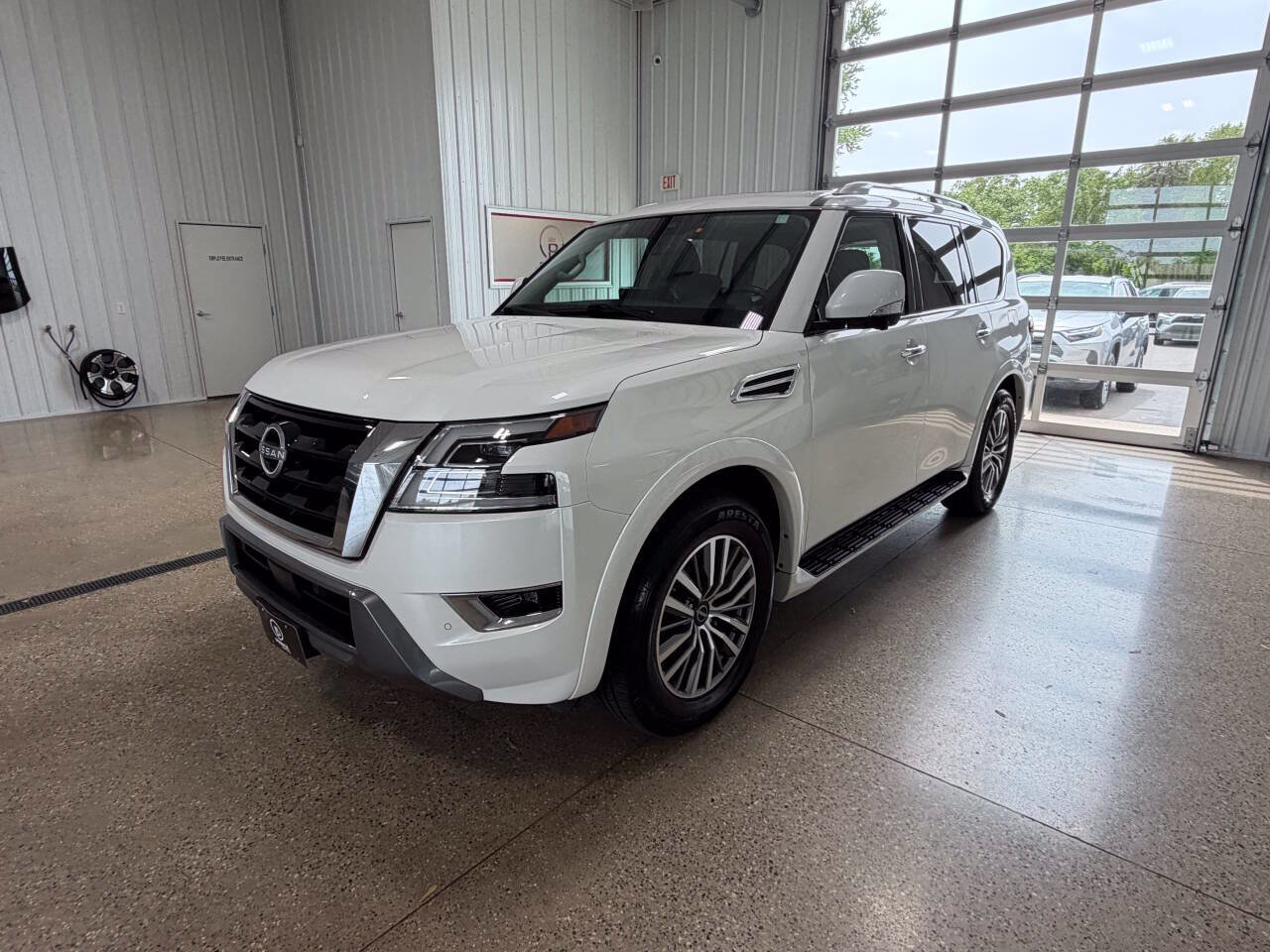 Used 2024 Nissan Armada SL w/ Captain's Chairs Package AWD/4WD image 2