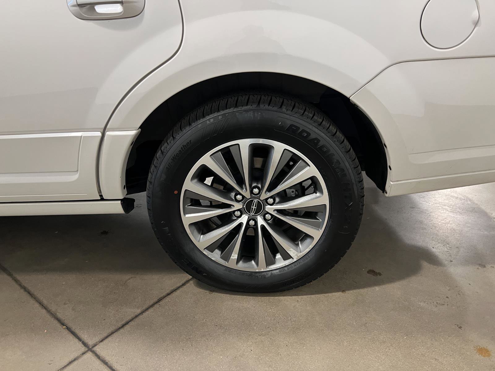 Used 2017 Lincoln Navigator Select image 39