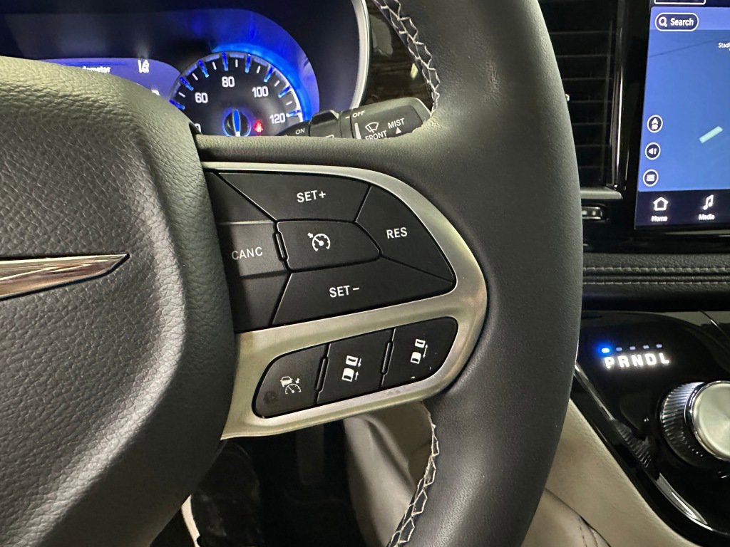 Used 2023 Chrysler Pacifica Limited image 13