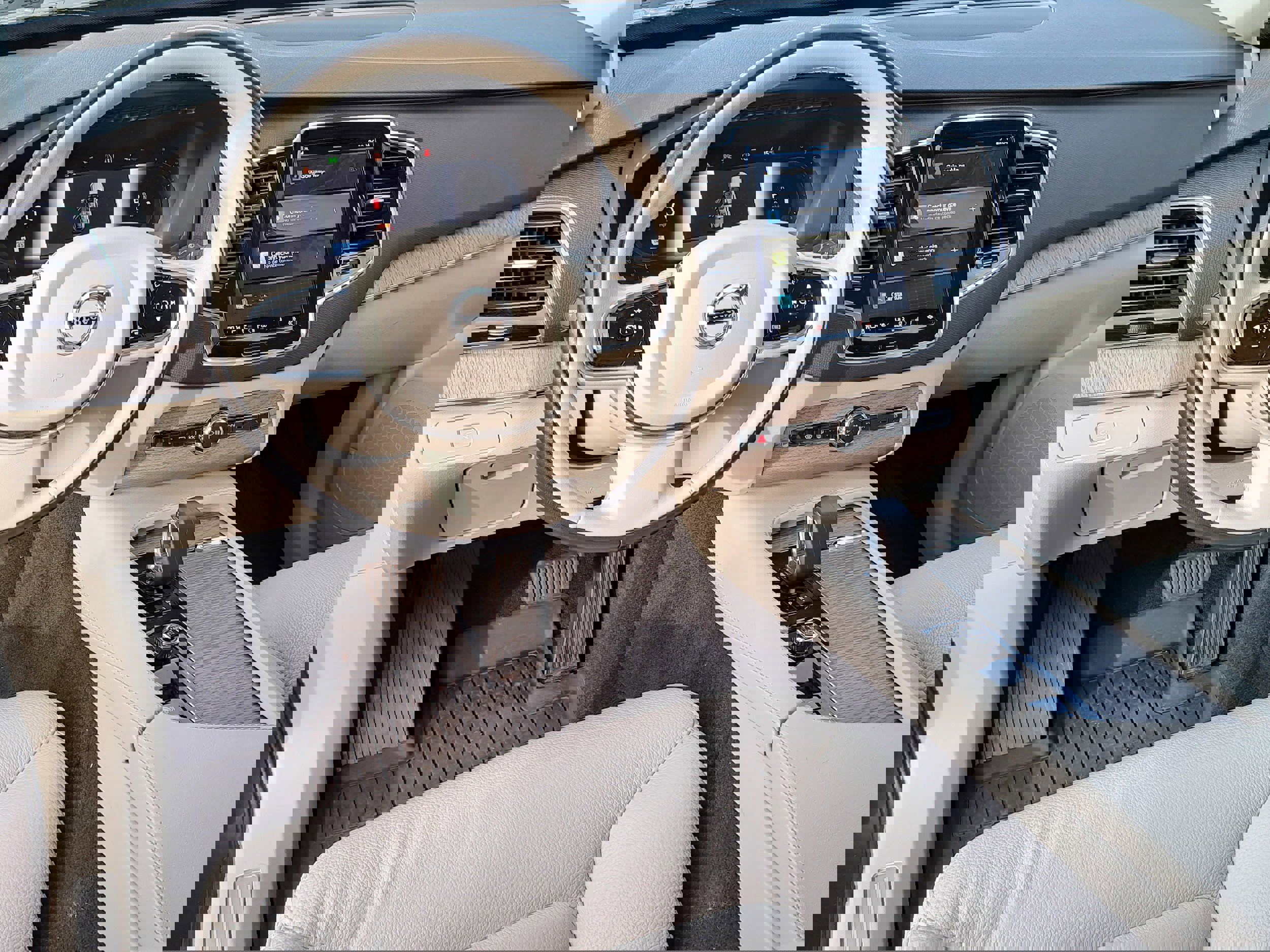 Used 2024 Volvo XC90 B5 Plus w/ Protection Package image 25