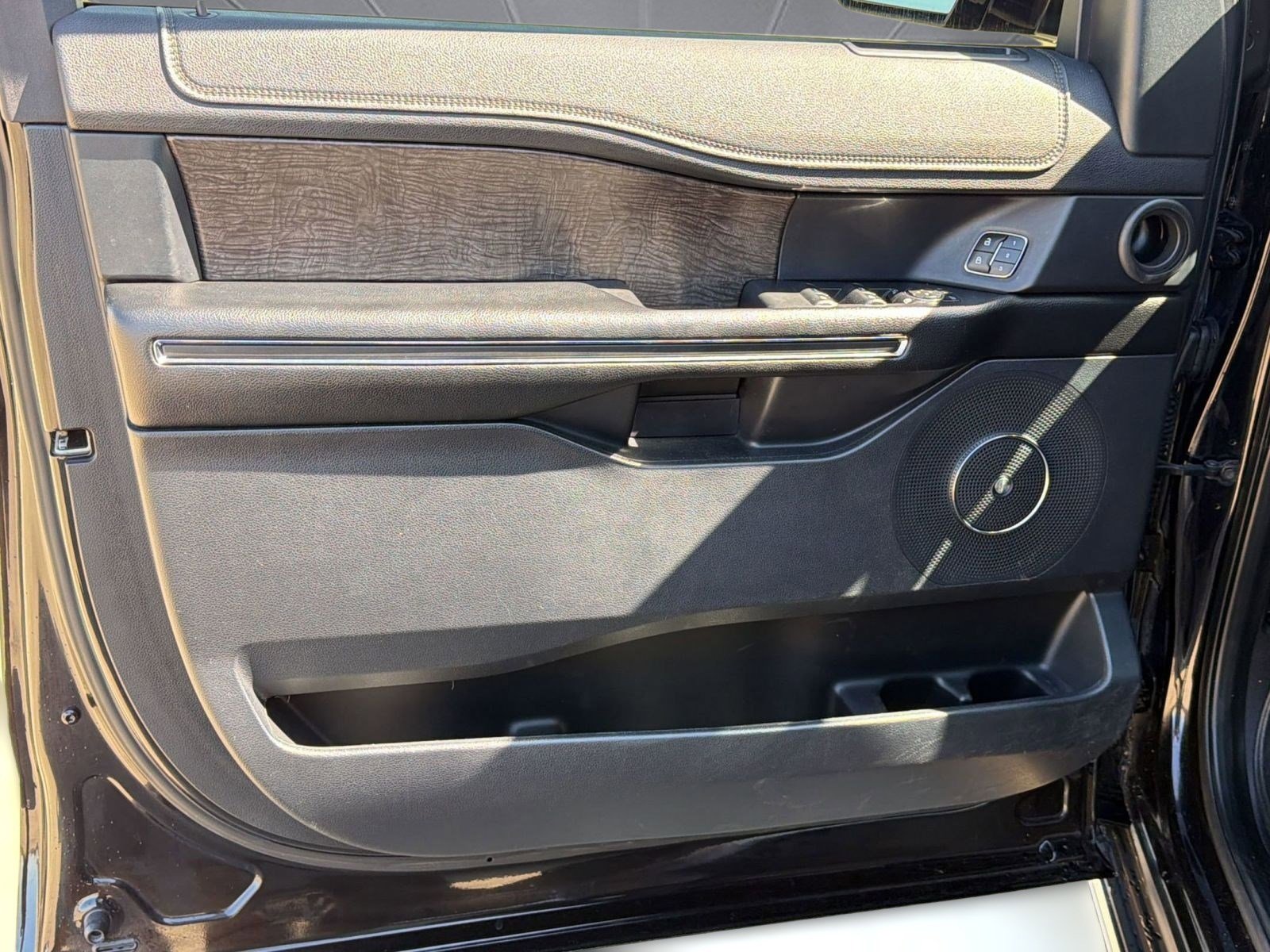 Used 2020 Ford Expedition Limited image 23