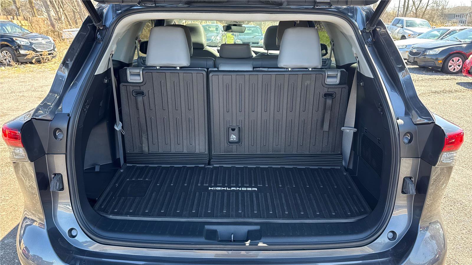 Used 2022 Toyota Highlander XLE image 12