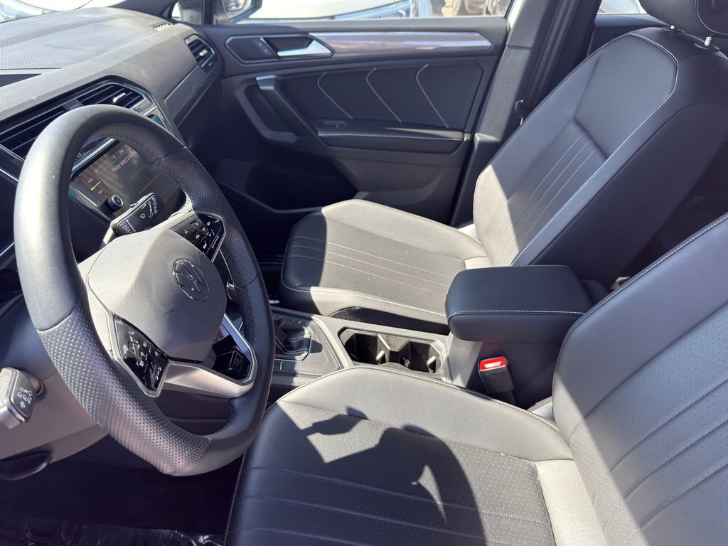Used 2024 Volkswagen Tiguan SE R-Line image 11