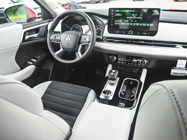 New 2025 Mitsubishi Outlander SE image 30
