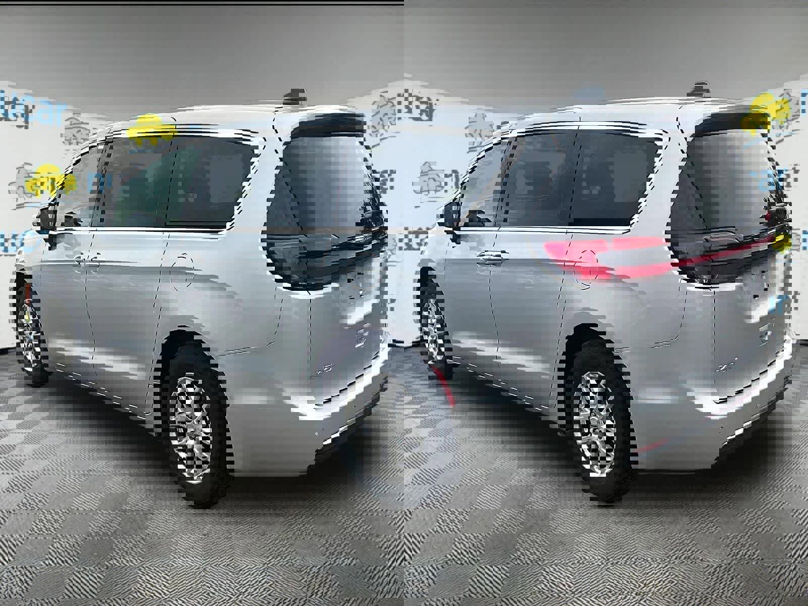 Used 2023 Chrysler Pacifica Touring-L image 3