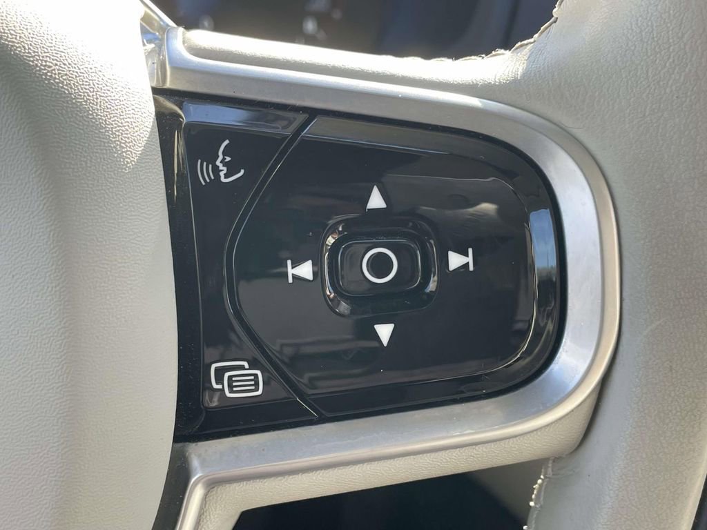 Used 2022 Volvo XC90 T6 Momentum w/ Advanced Package image 23