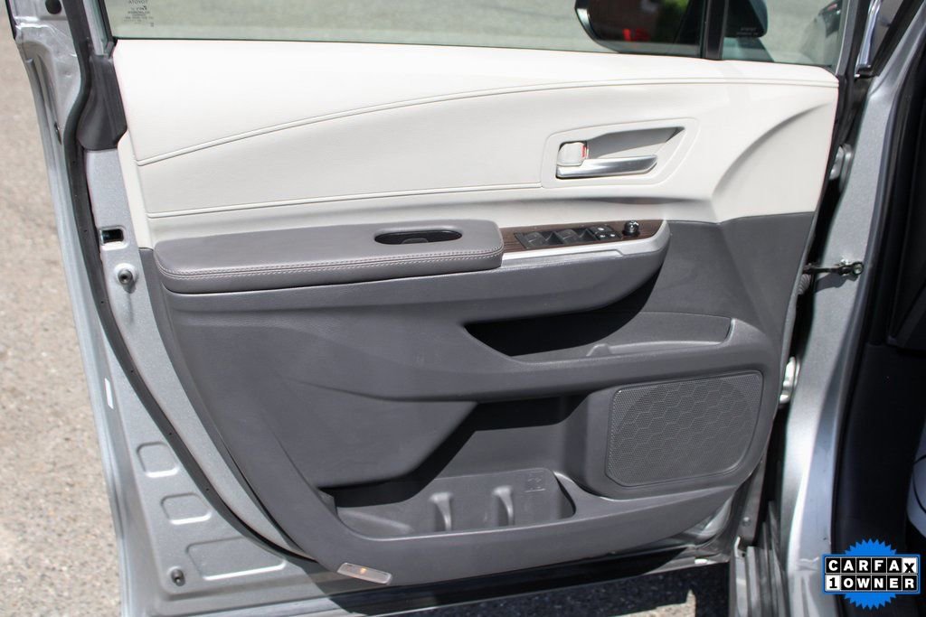 Used 2023 Toyota Sienna XLE AWD/4WD image 14