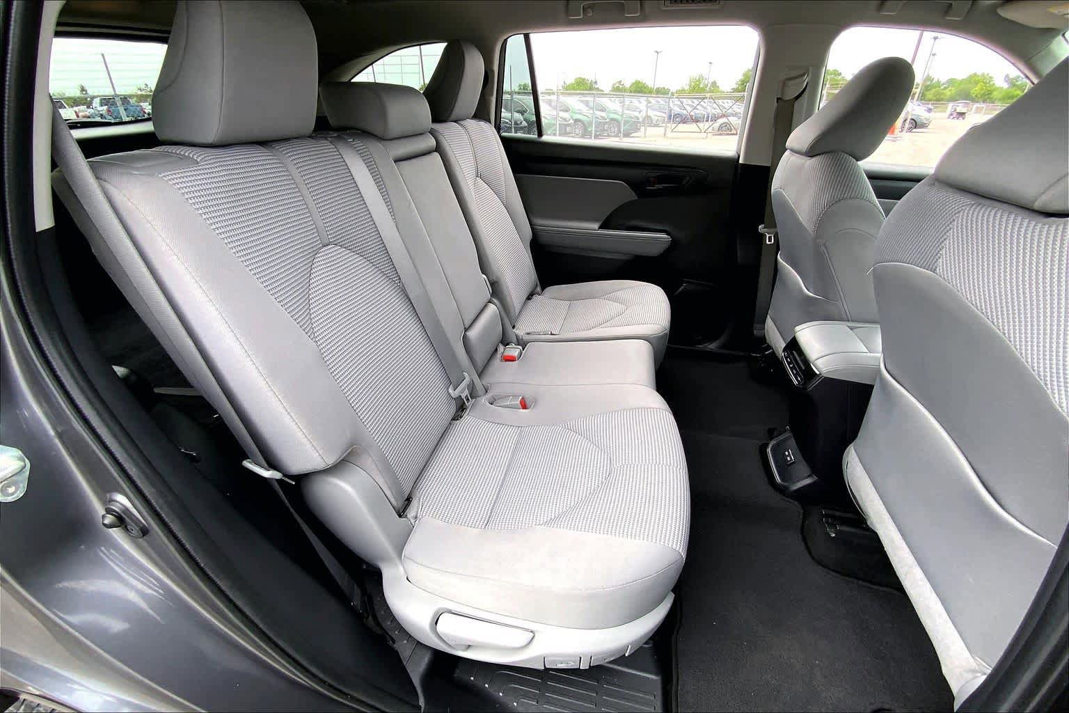 Used 2022 Toyota Highlander LE FWD image 19